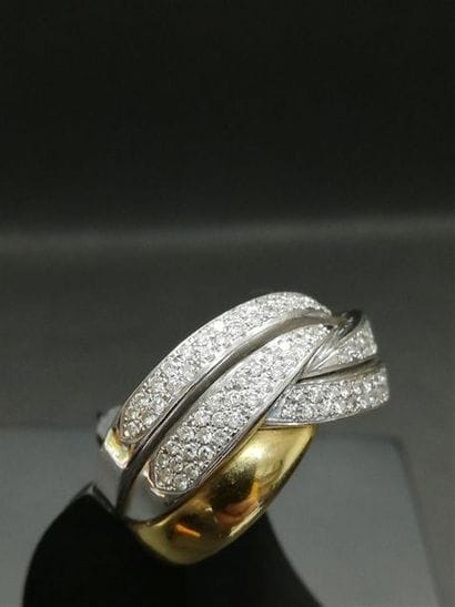Bague jonc croisillon pavage de diamants...