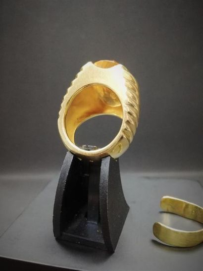 Bague chevalière citrine , monture or godronnée
Poids...