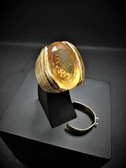Bague chevalière citrine , monture or godronnée
Poids...