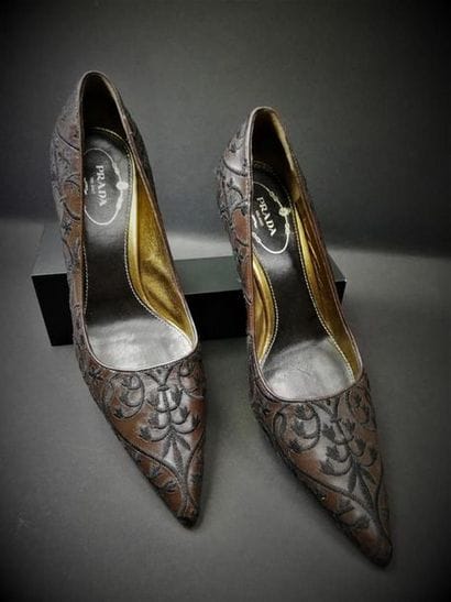 PRADA - 
Escarpin en cuir brodé- Taille :...