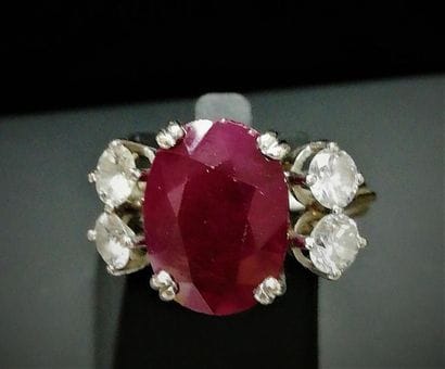 Bague rubis, 5 carats environ, épaulée de...