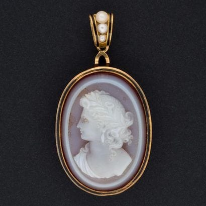 (AC) Pendentif profil romantique gravé en...