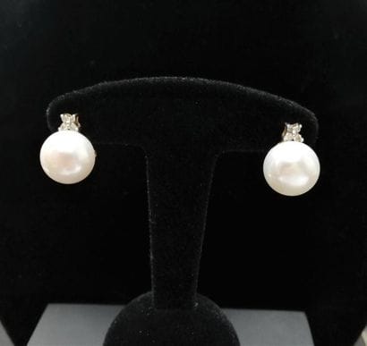 Paire de boucle d'oreilles, demi perles de...