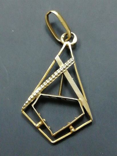 Pendentif en or 
Poids: 0.7g 
* Vendu sous...