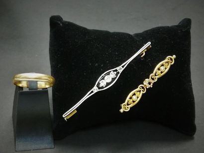 Deux broches barettes or et demi perles et...