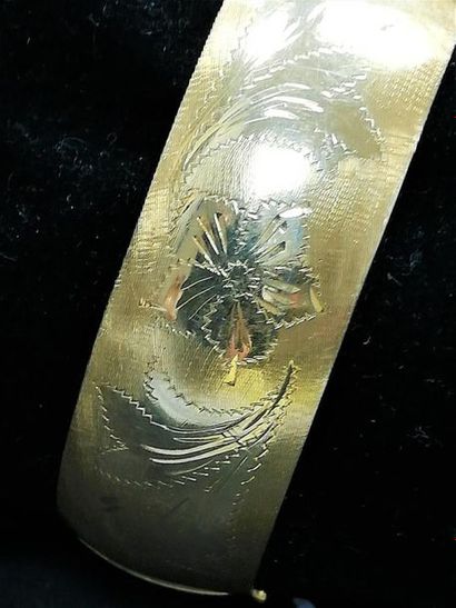 Bracelet demi- jonc à charnière en or gravé...