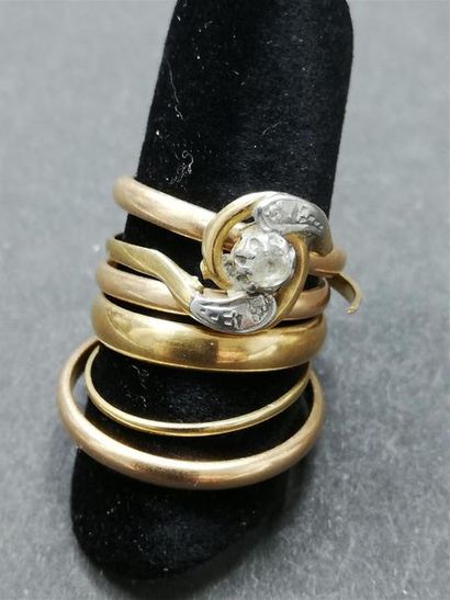 lot de 5 alliances en or et une bague tourbillon...
