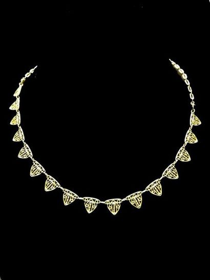 (AC) Collier draperie, à décor filigrané...
