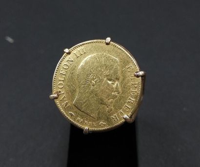 Bague or sertie d'une pièce 
Poids: 6.8 g...