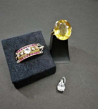 Broche, bague citrine, boucle et pendentif...