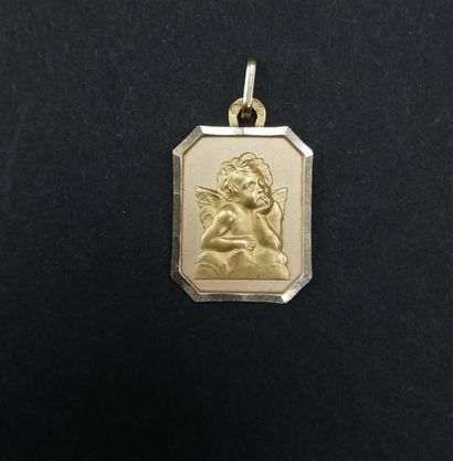 Médaillon décor d'un ange en or 
Poids: 1.2...