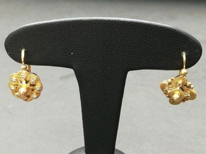 Deux boucles d'oreilles or 
Poids: 2 g 
*...