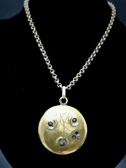 Chaine et pendentif en or 
Poids: 8.2 g 
*...