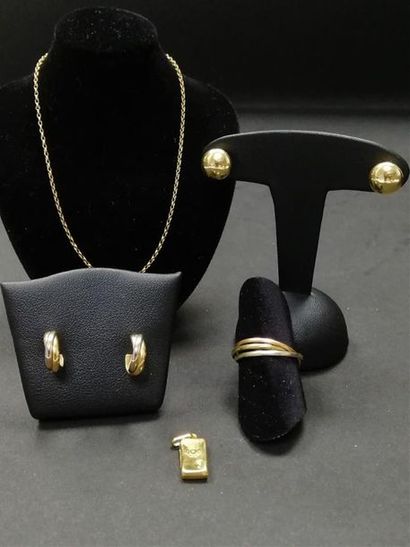 Lot comprenant alliance trois ors , boucles...