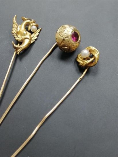 Trois épingles à cravate or, pierre et perles.
Poids...