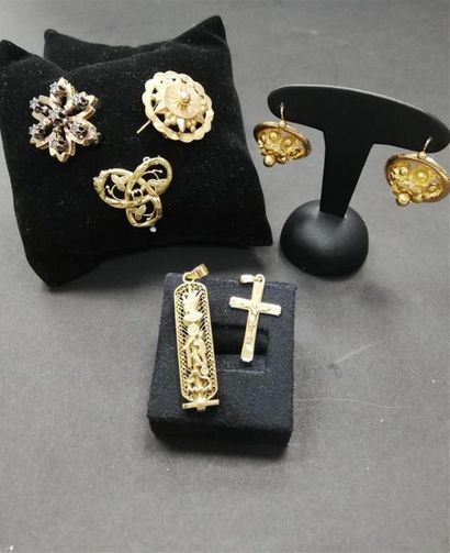 Lot de boucles d'oreilles, broches et pendentif
Poids...