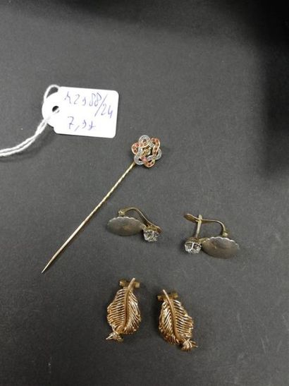 Paire de boucles d'oreilles or, pierres et...