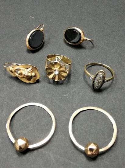 Lot de boucle d'oreilles, bagues or et pierres
Poids...