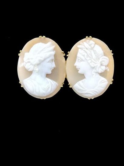 Broche en métal doré, orné de deux camés...