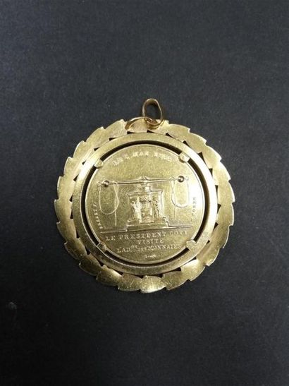 Pendentif or serti d'une pièce commémorative...