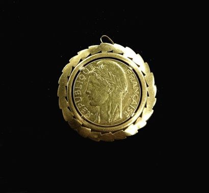 Pendentif or serti d'une pièce commémorative...