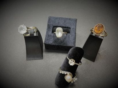 5 bagues or et pierres 
Poids brut : 12.9...