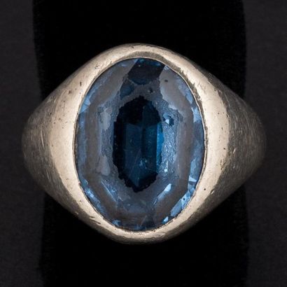 Chevalière ovale, pierre bleue, monture argent...