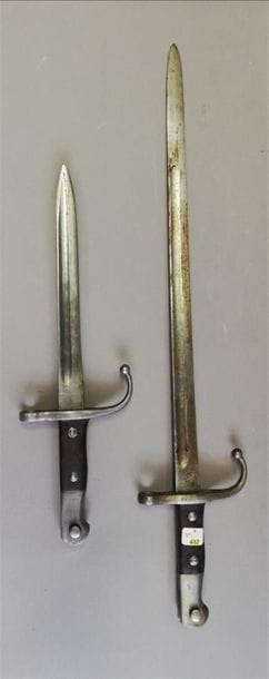 Lot de deux baïonnettes turques dont une...