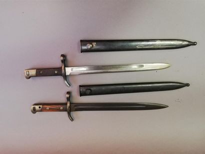 Lot de deux baïonnettes réglementaires finlandaises...