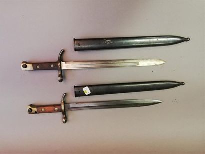 Lot de deux baïonnettes réglementaires finlandaises...