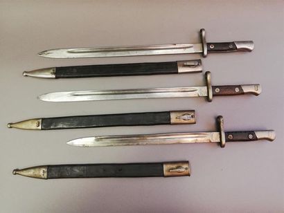 Lot de trois baïonnettes espagnole modèle...