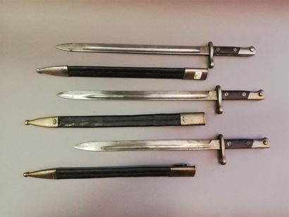 Lot de trois baïonnettes espagnole modèle...