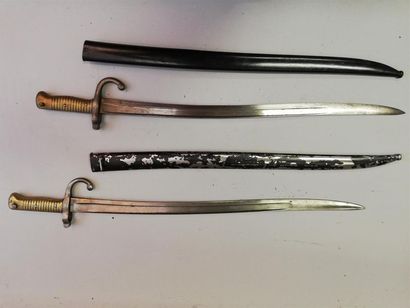 Lot de deux baïonnettes sur le thème Guerre...