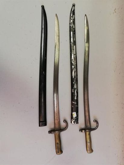 Lot de deux baïonnettes sur le thème Guerre...