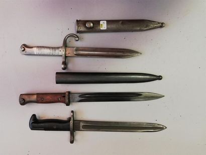Lot de trois baïonnettes : 
1 Baïonnette...