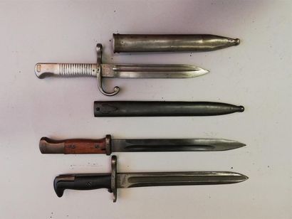 Lot de trois baïonnettes : 
1 Baïonnette...