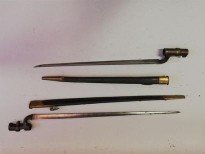 Lot de deux baïonnettes à douille britanniques...