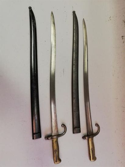 Lot de deux baïonnettes sur le thème Guerre...
