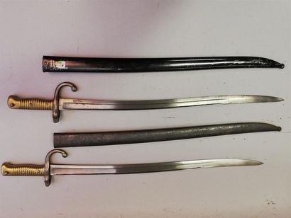 Lot de deux baïonnettes sur le thème Guerre...