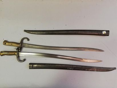 Lot de deux baïonnettes sur le thème Guerre...