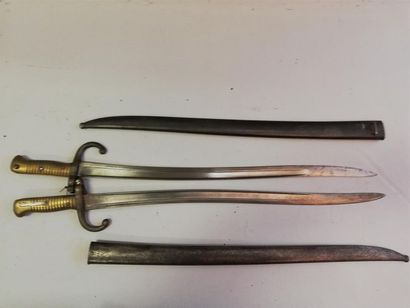 Lot de deux baïonnettes sur le thème Guerre...