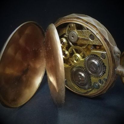 Montre de col en or .
Poids brut :19.6 g...