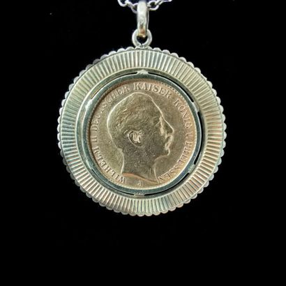 Pièce or de 20 Mark, 1906, montée en pendentif...