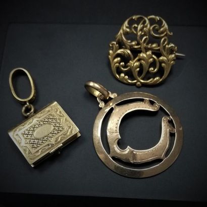 2 pendentifs en or et une broche en or 
Poids:...