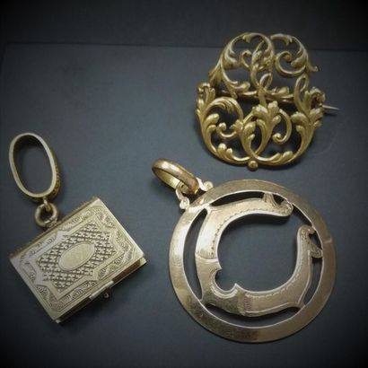 2 pendentifs en or et une broche en or 
Poids:...