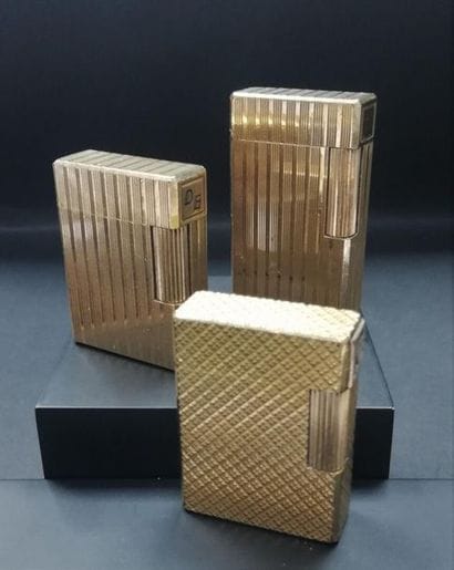 DUPONT 
3 briquets en métal doré dont deux...