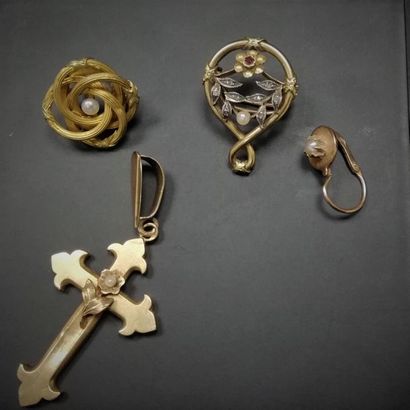 Lot composé: croix, boutons de col, or et...