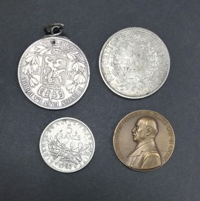 lot comprenant une 10 pièce de 10 fr argent...