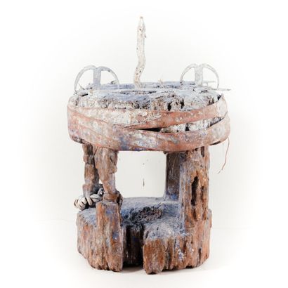 FON- BENIN 

Fetish stool with ritual irons...