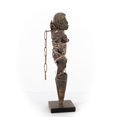 FON- BENIN 

Small botchio surmounted by...